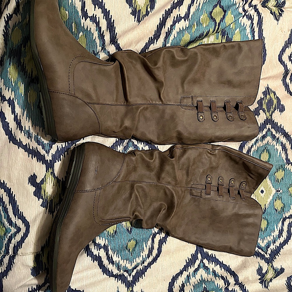 Cute brownish greyish mid calf boots